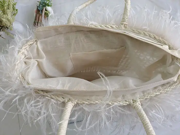 Sac à main en paille tressée avec véritable plume d'autruche