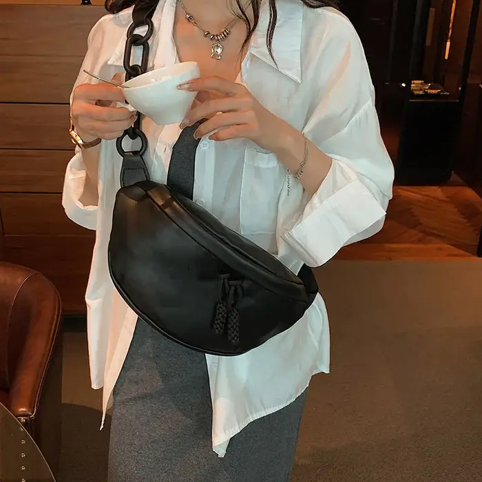 Sac banane en cuir souple pour femme