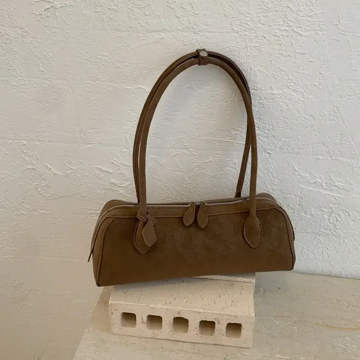 Sac à main en forme de pain français au design simple