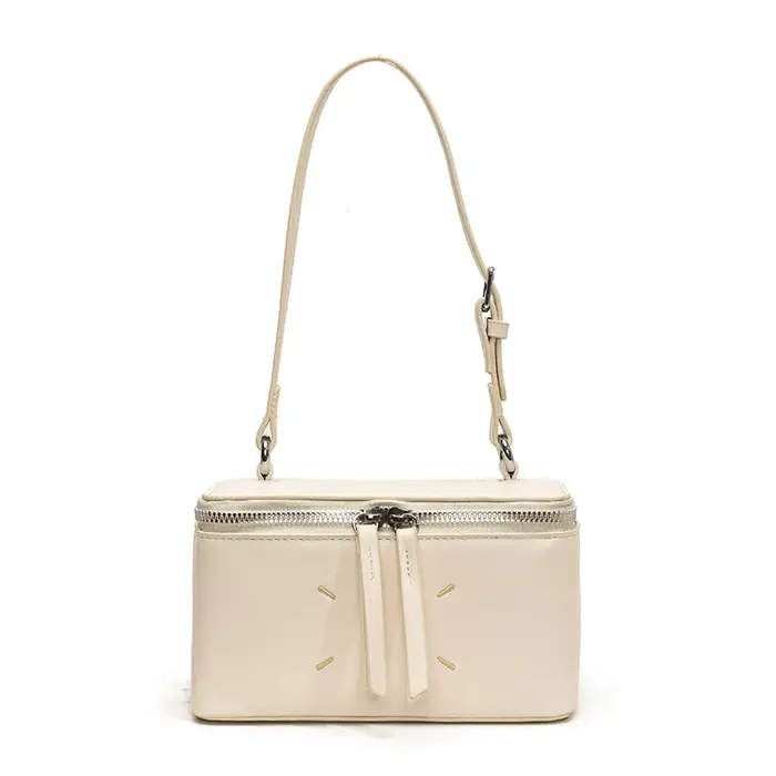 Sac carré tendance, best-seller de la saison