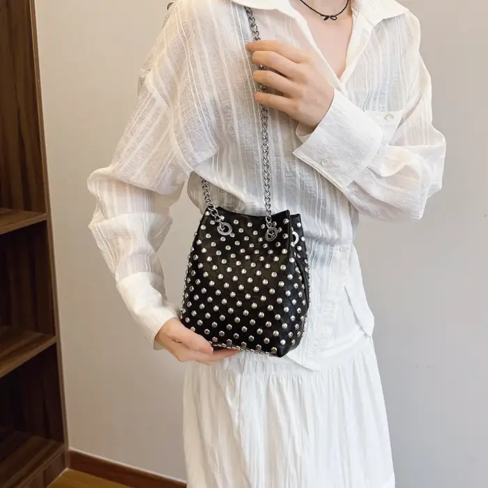 LEFTSIDE rétro petits Rivets sac à bandoulière en cuir PU pour femmes 2025 Style Punk sacs à main seau