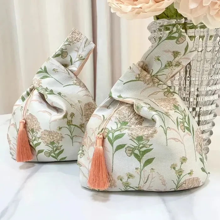Sac à main en jacquard floral élégant avec nœud en satin et pompon