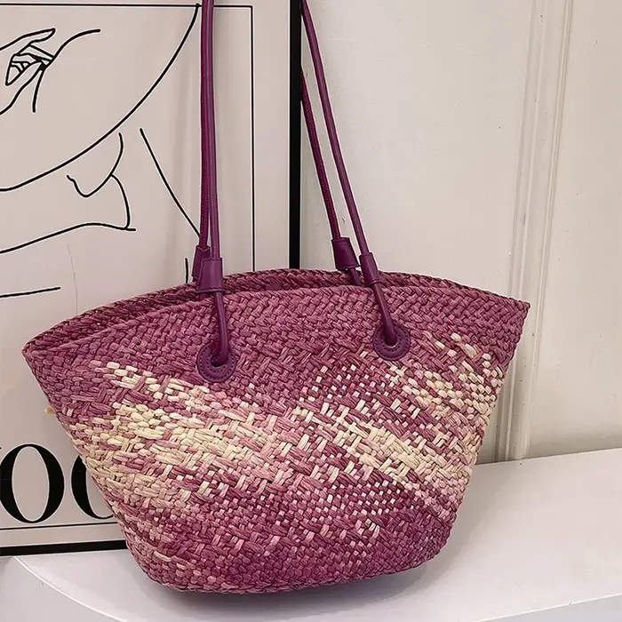 Sac à bandoulière sous les bras en paille de couleur dégradée