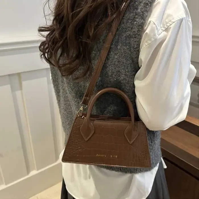 Sac à main élégant rouge bordeaux