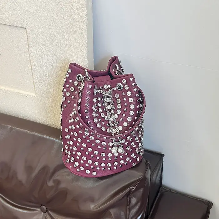 Sac seau clouté LEFTSIDE avec breloque en perles