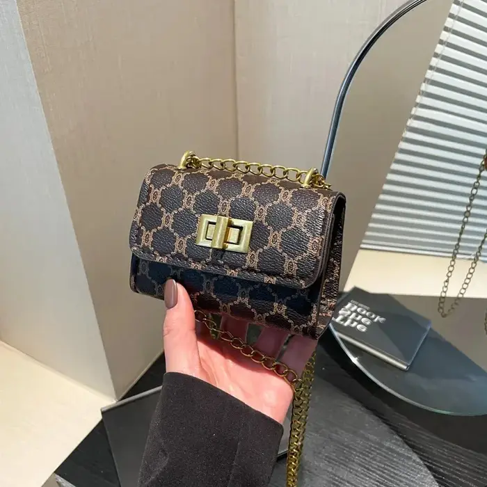Sac bandoulière mini élégant avec motif géométrique, fermeture à boucle en similicuir, détail bord p
