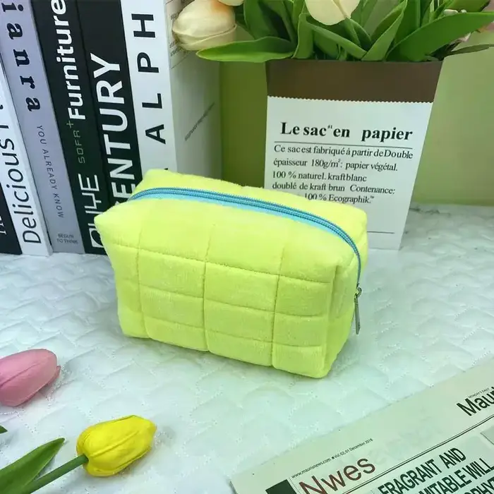 Trousse de maquillage élégante en fourrure pour femmes