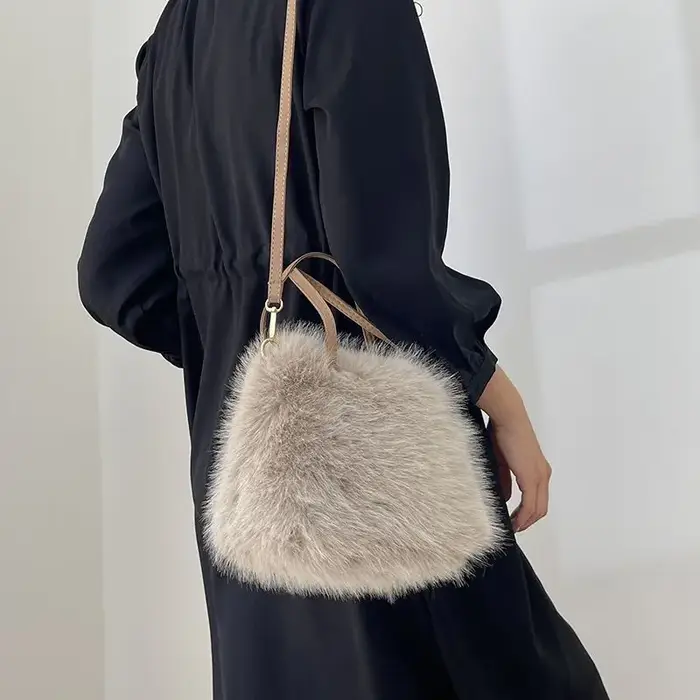 Sacs à bandoulière en fausse fourrure pour femmes