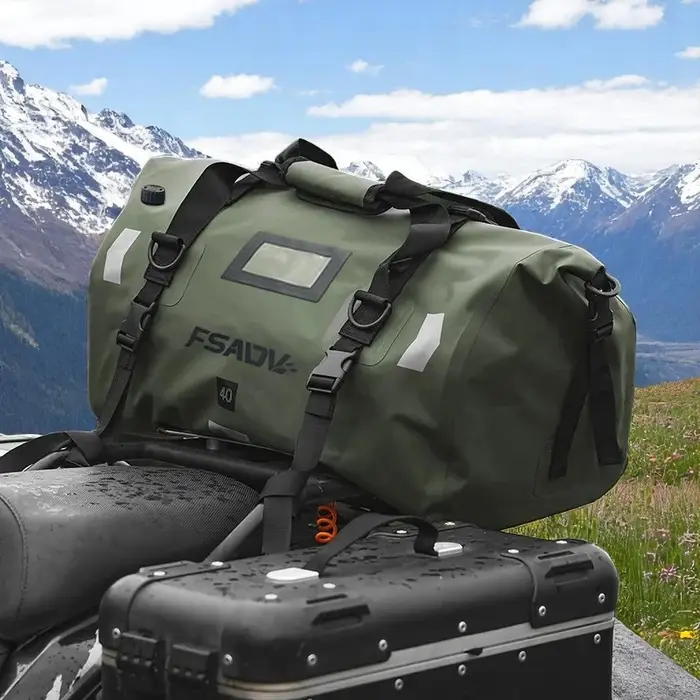 Sac arrière étanche noir carbone pour moto