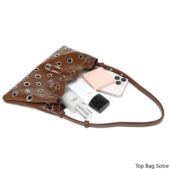 Sac seau pour femme à clous et découpes