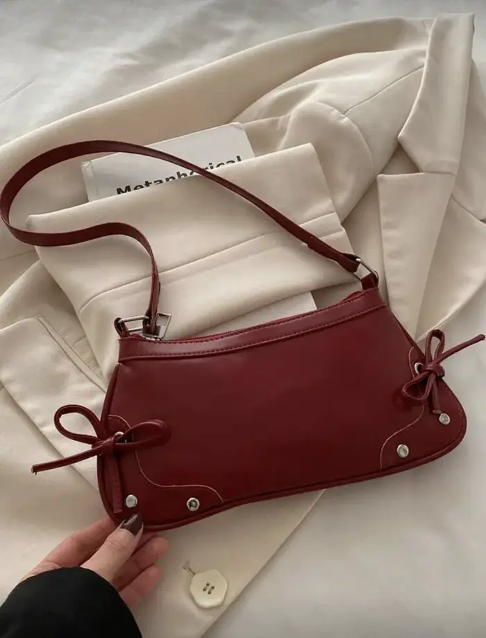 Nouveau sac à bandoulière tendance avec design bicolore. Sac pliable à porter sous le bras, sac bagu