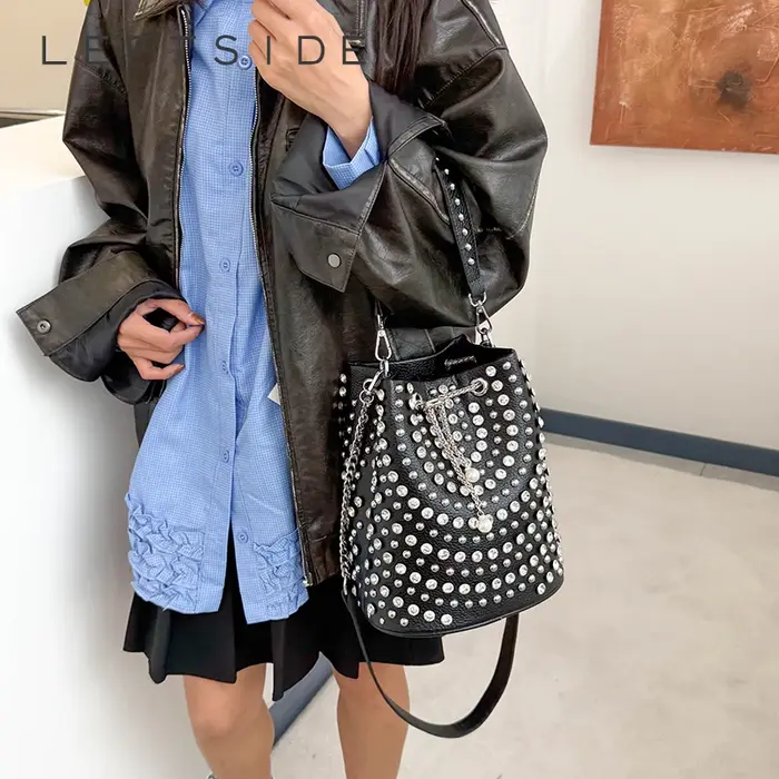 Sac seau clouté LEFTSIDE avec breloque en perles