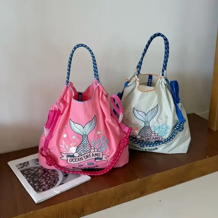 Sac à main pour femme avec motif de baleine brodé
