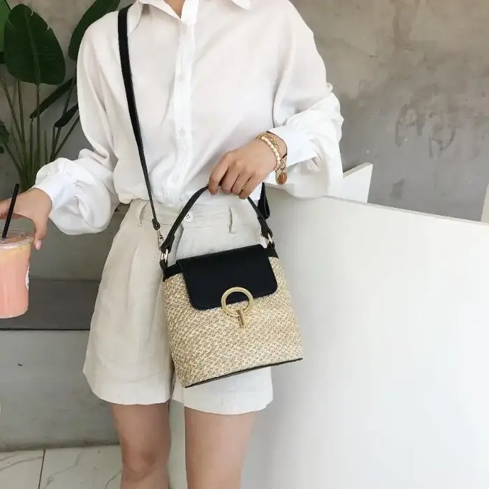 Petits sacs seau en paille pour femmes