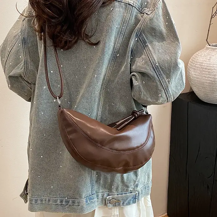 Sac croissant en peau de mouton pour femmes