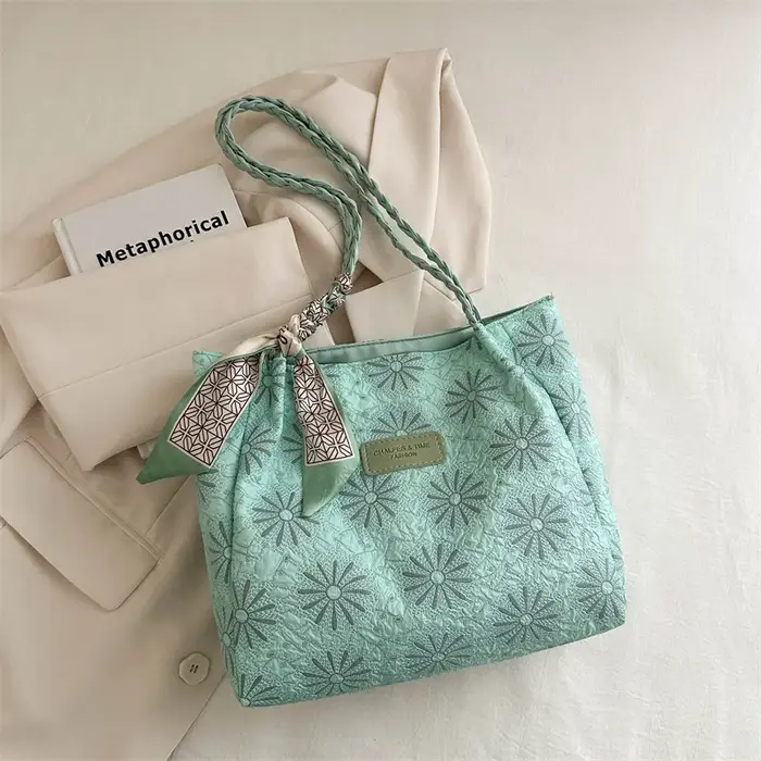 Sac fourre-tout matelassé chic avec bandoulière tressée