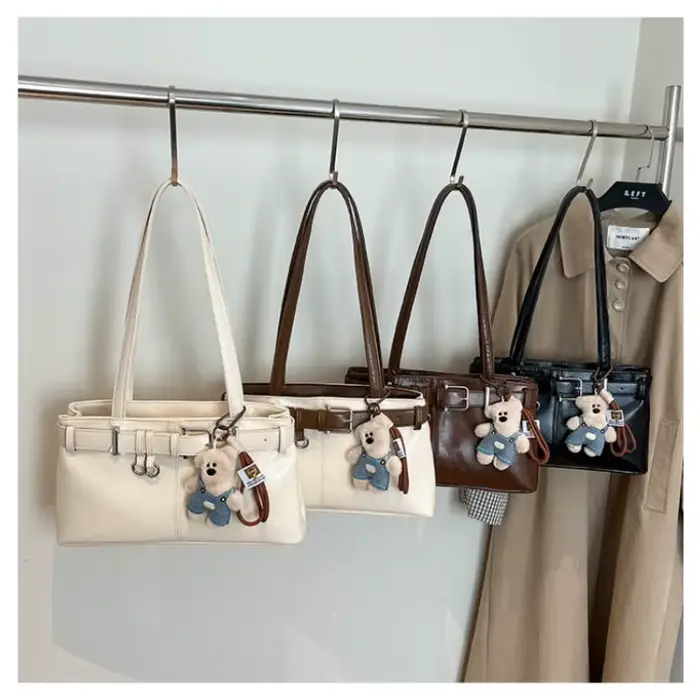 Sac à bandoulière en cuir pour femme avec détail ceinture et ours en peluche