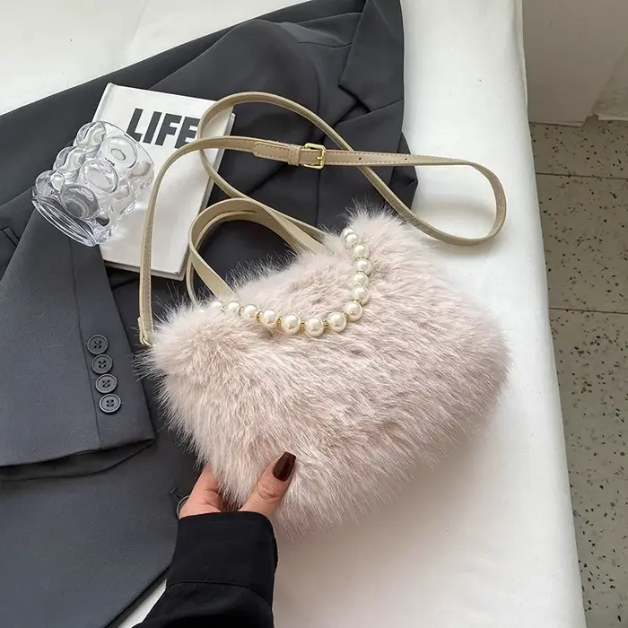 Sacs à bandoulière en fausse fourrure pour femmes, sac à bandoulière décoratif avec chaîne de perles