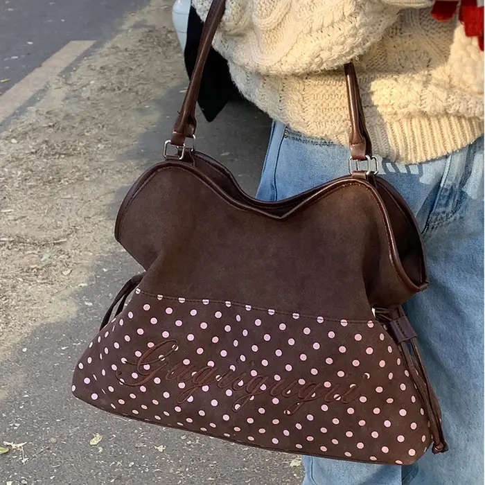 Sac à bandoulière en daim à pois pour femmes