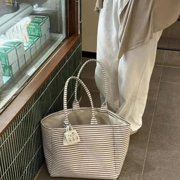 Sac fourre-tout en toile à rayures noires et blanches