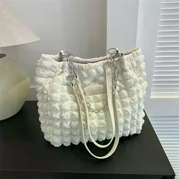 Sac fourre-tout texturé à bulles avec chaîne de perles