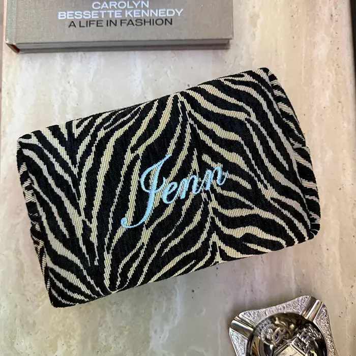 Pochette cosmétique personnalisée Zebra – Trousse de toilette de voyage brodée