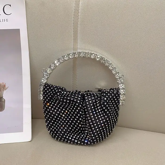 Sac à main plein de diamants