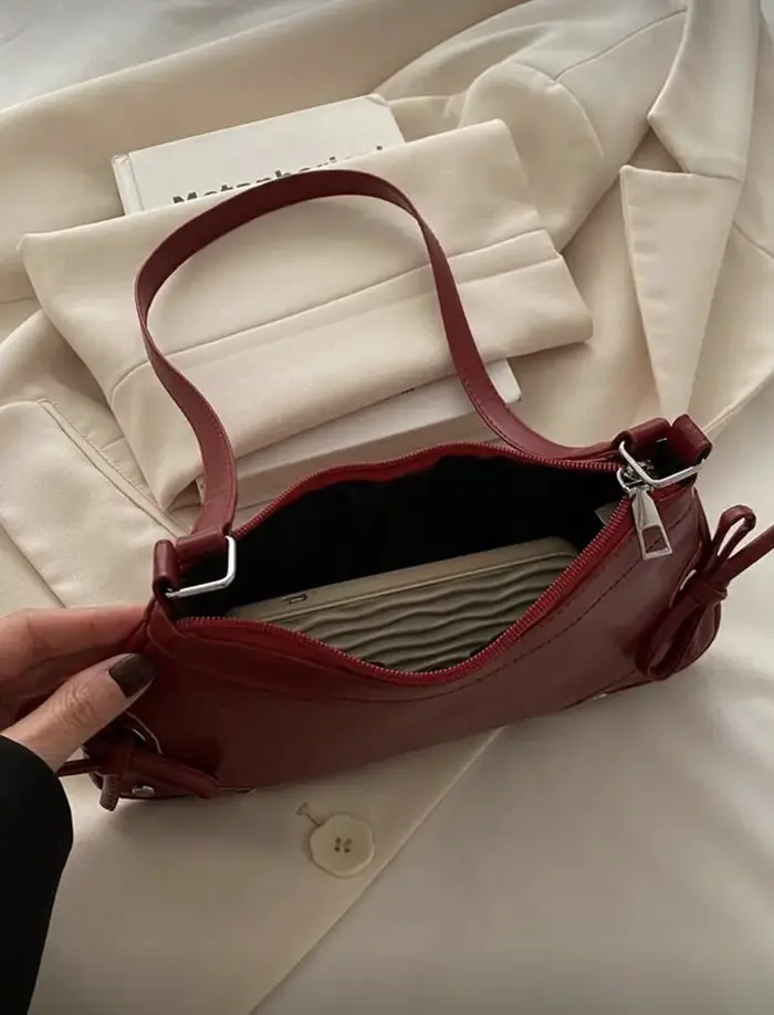 Nouveau sac à bandoulière tendance avec design bicolore. Sac pliable à porter sous le bras