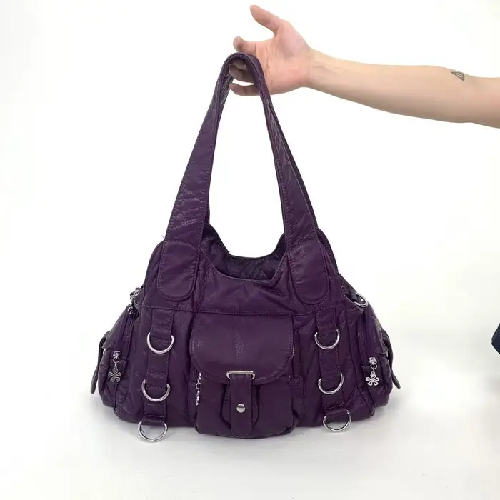 Sac fourre-tout punk à rivets personnalisé de style de rue pour femme avec grande capacité et plusieurs poches