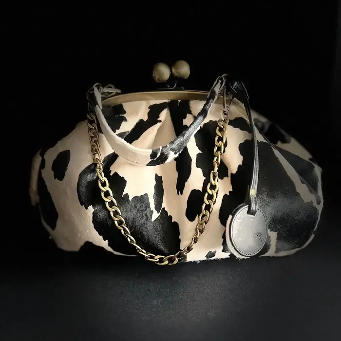 LOST IN VINTAGE – pochette en tissu à motif de vache, cadre métallique, serrure à baiser et poignée 