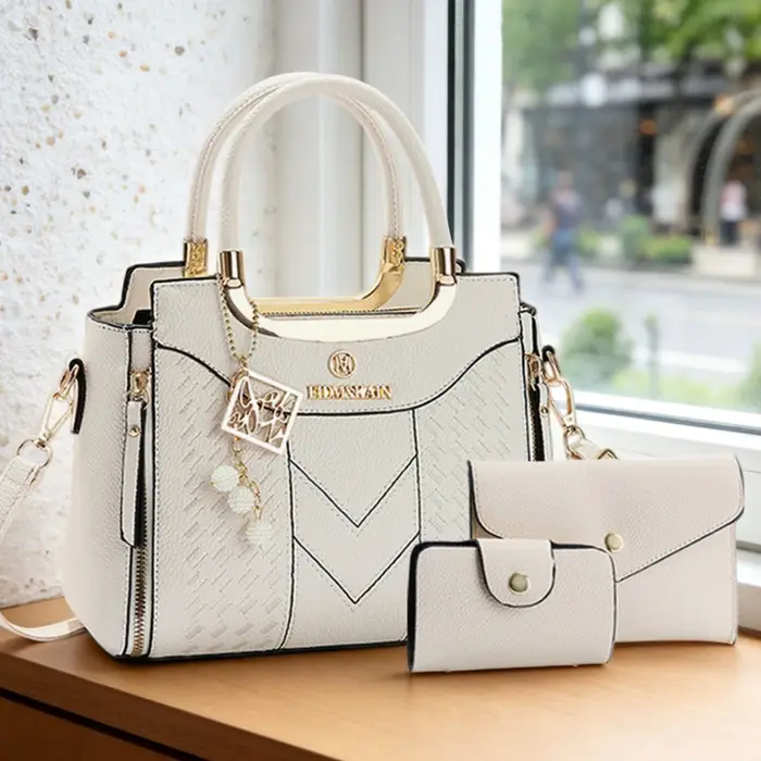 Ensemble de 3 sacs à main en cuir PU grainé lychee. Ce sac bandoulière uni pour femme présente une t