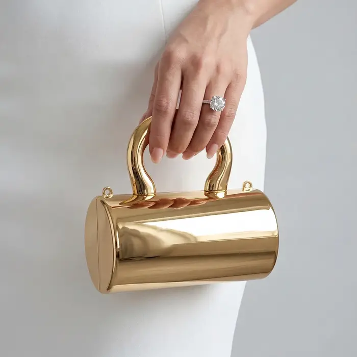 Mini pochette élégante pour femme en acrylique doré cylindrique avec une chaîne