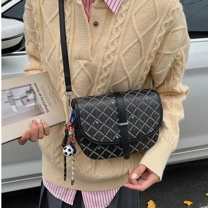 Sac à langer chic et minimaliste : élégant sac bandoulière pour femme avec logo de créateur de luxe et fonction de sac fourre-tout grande capacité
