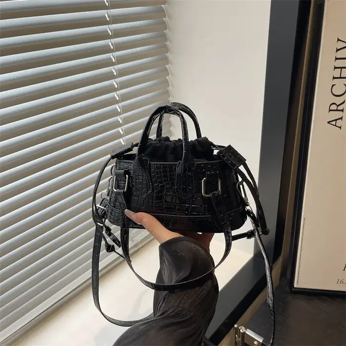 Sac seau mini à motif crocodile pour femme