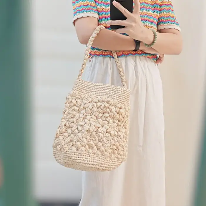 Sac à bandoulière bohème en raphia tressé à motif floral ajouré