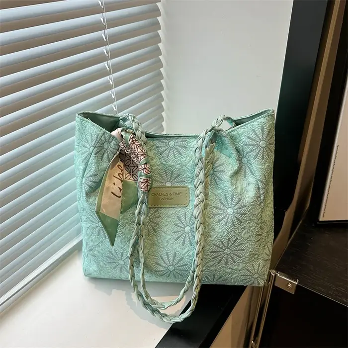 Sac fourre-tout matelassé chic avec bandoulière tressée