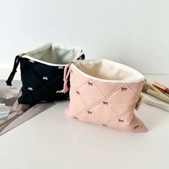 Pochette à cosmétiques matelassée avec nœud brodé