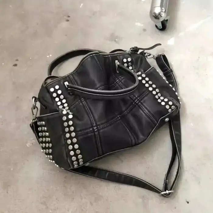 Nouveau Sac Fourre-tout Femme 2026 Style Rétro avec Rivets Métalliques, Grande Capacité, Sac Moto, B