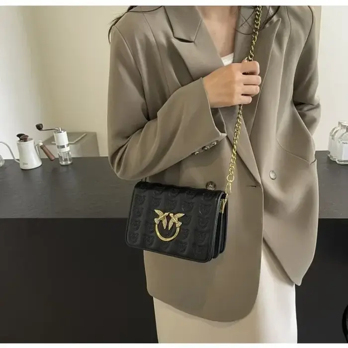 Sac à langer en cuir de créateur haut de gamme : Sac bandoulière élégant pour femme au style minimaliste et grande