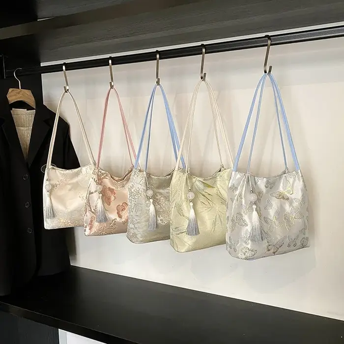 Sacs à bandoulière à loquet en soie de couleur unie