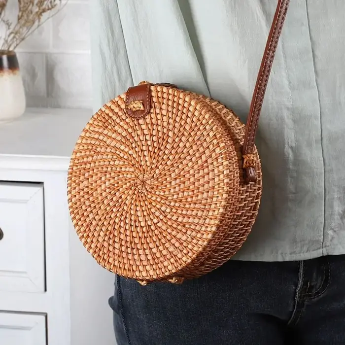 Sac bandoulière rond ajouré en rotin tressé style bohème tendance