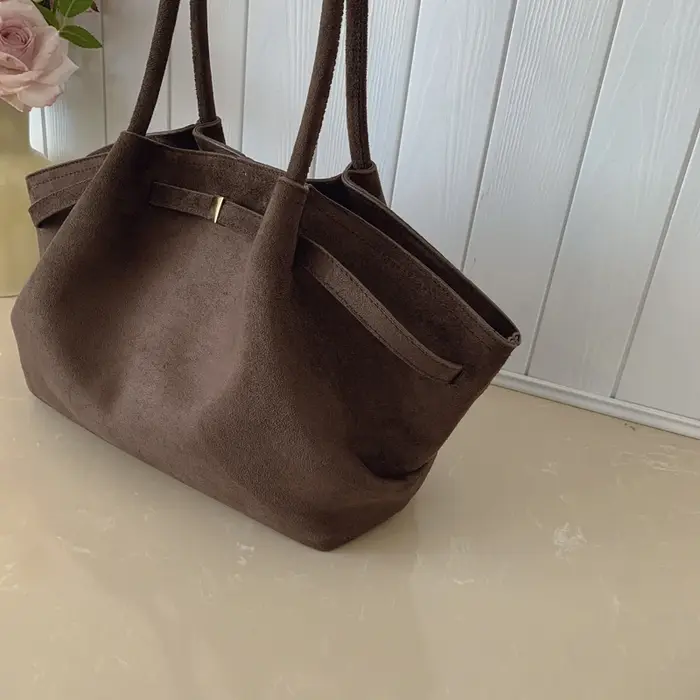 2025 Sac fourre-tout en daim pour femmes avec poche intérieure Sac sous les bras Grande capacité Sacs cartable de
