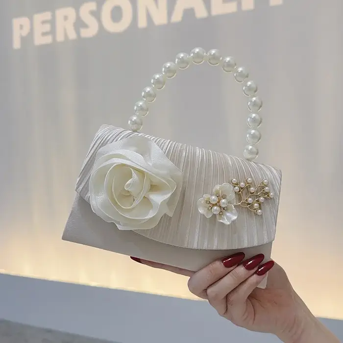 Pochette de soirée à fleurs en perles