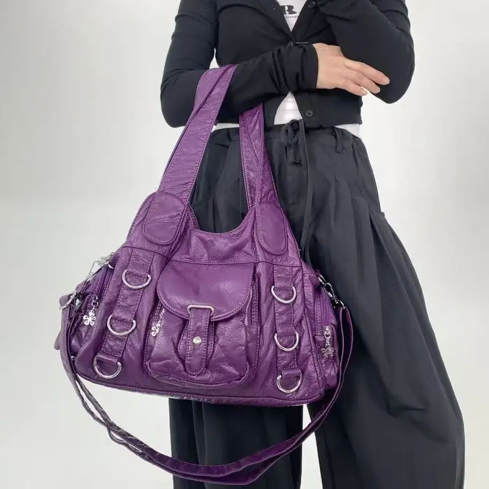 Sac fourre-tout punk à rivets personnalisé de style de rue pour femme avec grande capacité et plusieurs poches