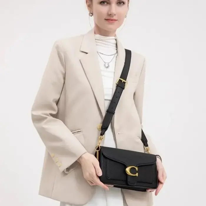 Sac à bandoulière en cuir minimaliste avec rabat logo pour femme