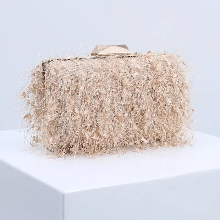 Pochette de soirée à pompon faite à la main