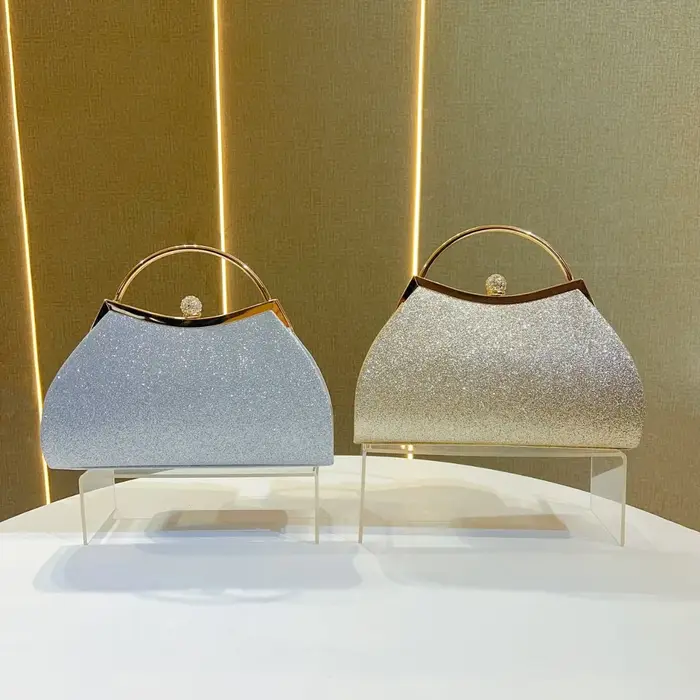 Sac à main de soirée brillant couleur champagne avec grande poignée supérieure en anneau doré