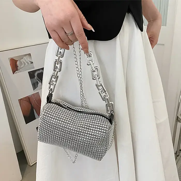 Sac seau entièrement orné de strass