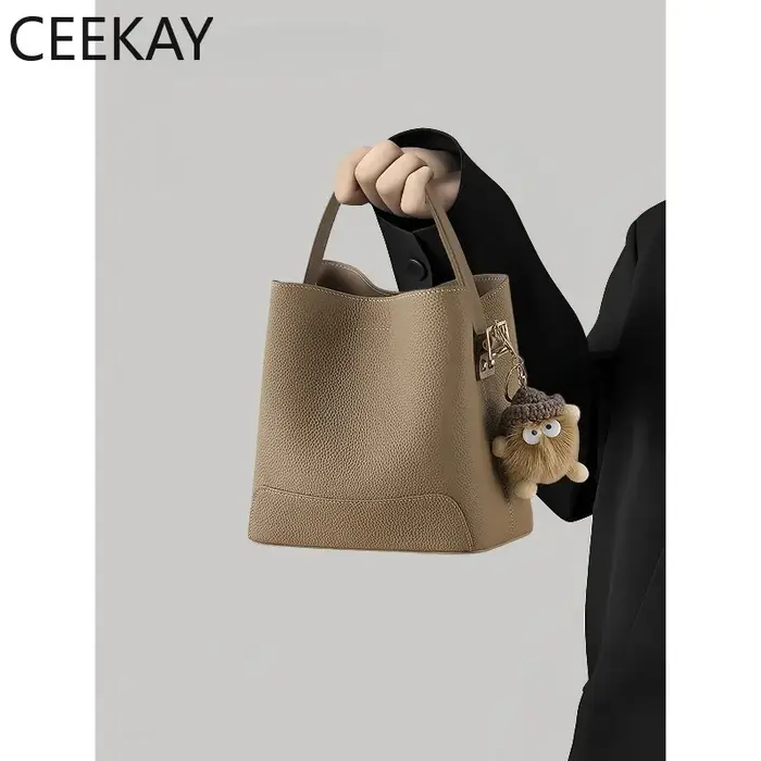 Nouveau Sac Seau en Cuir Kaki CEEKAY 2026 – Sac à Bandoulière Minimaliste avec Adorable Pendentif en Peluche – Sac à Main Décontracté pour Femme