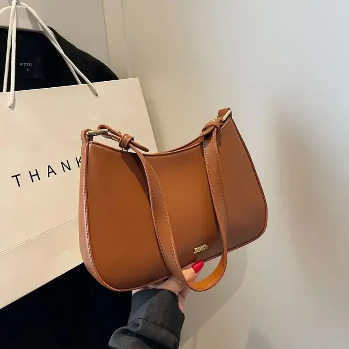 Sacs à bandoulière rouges sous les bras pour femmes